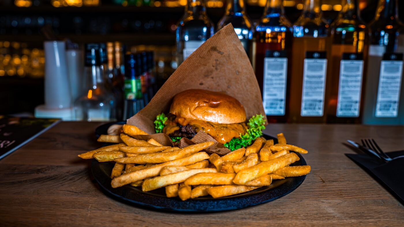 Smashburger mit Pommes am Tresen