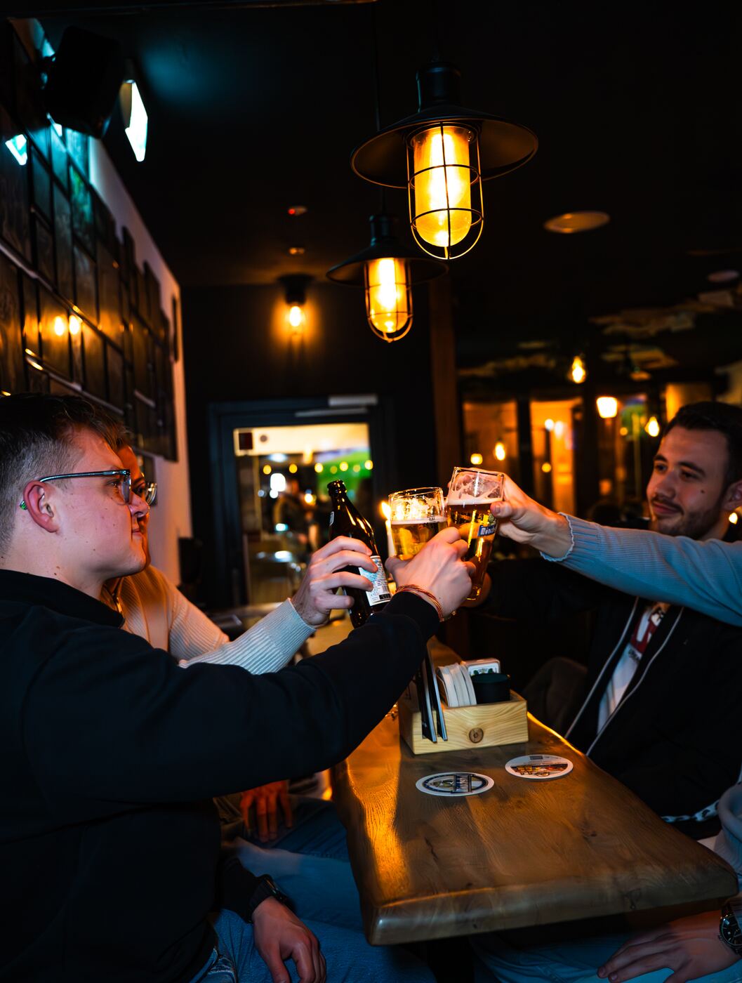 Drei Freunde stoßen mit Bier an