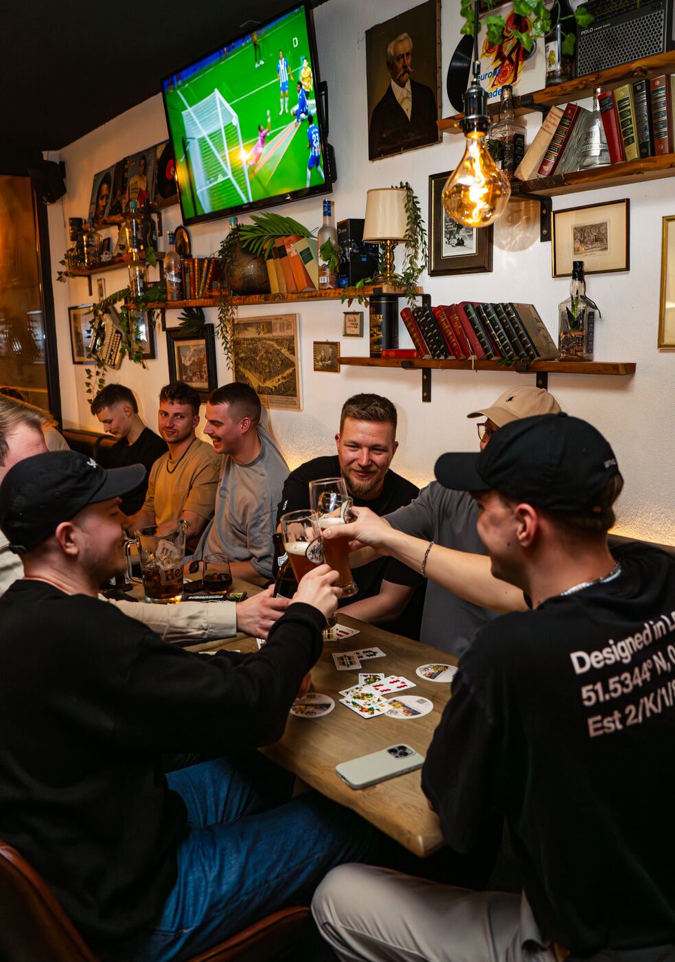 Freunde auf der Sitzbank mit Bier und Karten