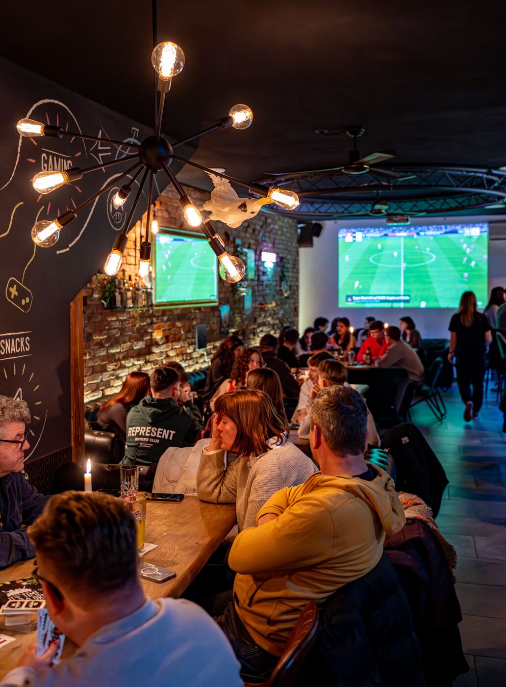 Sportsbar Wohnzimmer Coburg: Fußball live auf Großleinwand und TV