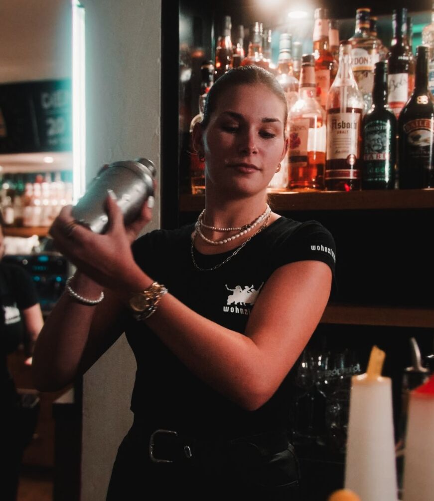 Barkeeperin shakt einen Cocktail