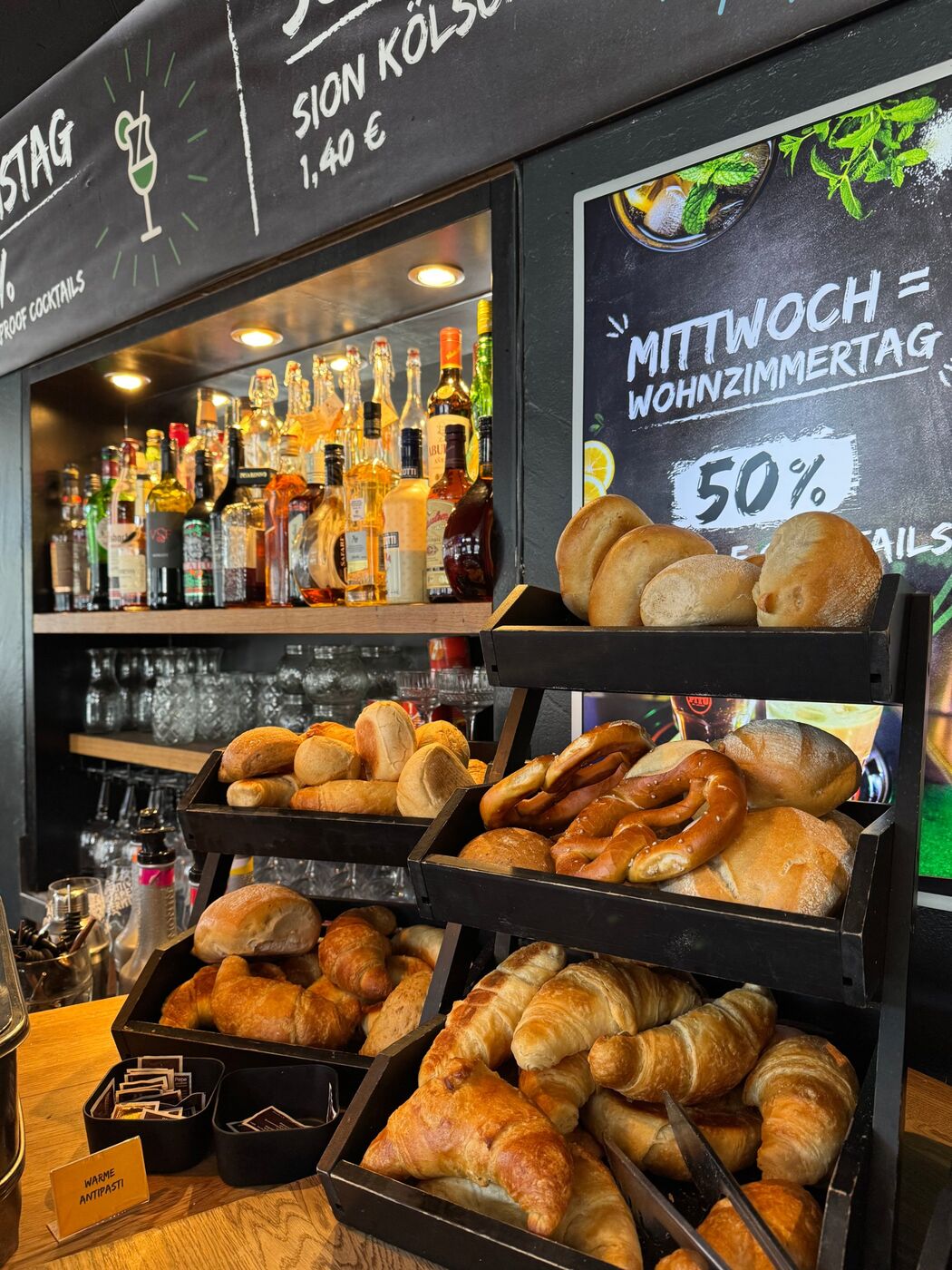 Frühstücksbuffet in Würzburg: Brötchen, Brezen und Croissants in der Wohnzimmer Bar