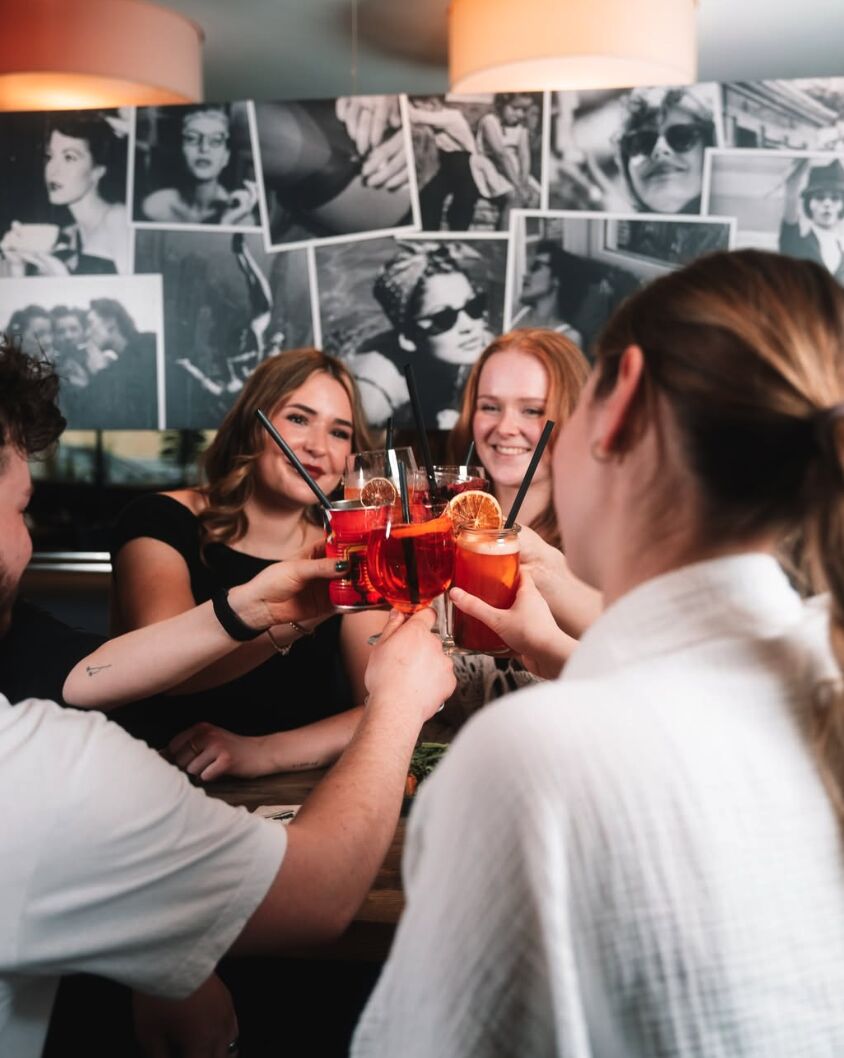 Freundinnen stoßen an der Bar an