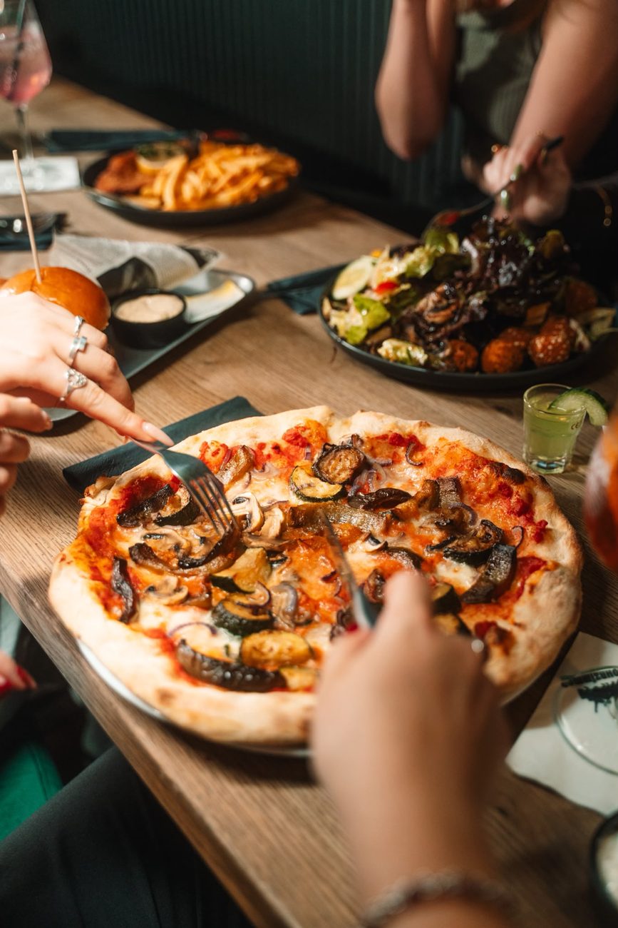 Pizza Verdure mit Zucchini, Champignons und Paprika im Restaurant Wohnzimmer Würzburg