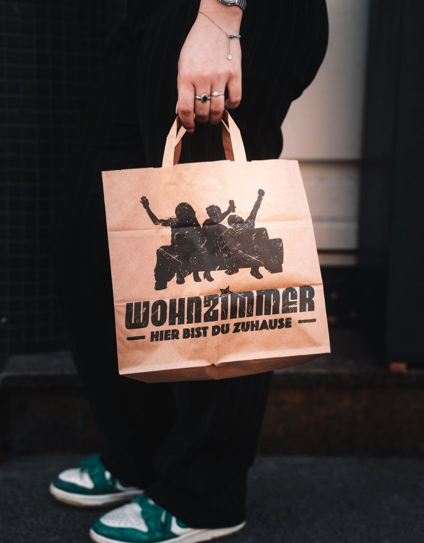 Wohnzimmer to-go-Tüte mit Logo und dem Spruch Hier bist du Zuhause